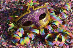 Münchner Fasching, Fasching, Fasching: Luftschlange und Maske auf Konfetti