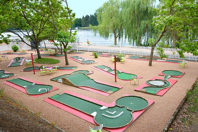 Mini golf club © iStock / kipgodi