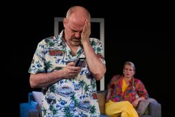 Achterbahn, TT_03_25_Theater_und_so_fort_WerStoertDennDaDasTrauteGlueck_HeikoDietz_ConnyKrause-Foto_ThomasHafner_LP_1040x693