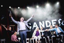 Come From Away, TT_Deutsches_Theater_6_Come-From-Away-_Liebig-46Benedikt-Eder-_-Ensemble_LP_1040x693