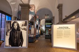 Ausstellung Susan Sontag Literaturhaus München, TT_09_25_Literaturhaus_WEB_Eingang_c_CatherinaUnbenannt-2_LP_1040x693