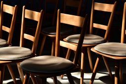 Sitzkomfort bei Veranstaltungen, Beitr_11_25_chairs-3549605_1920_LP_1040x693