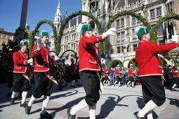 Schäfflertanz, Schaeffler am Marienplatz, © München Tourismus, Sigi Mueller