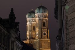 Shopping-Nacht München 27. März 2026, TT_03_26-Lange_Shoppingnacht_schiffdirk-woman-church-2105782_1920_LP_1040x693