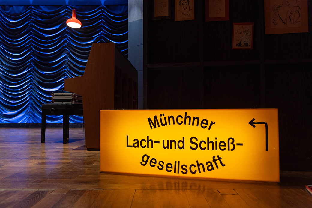 70 Jahre Kabarett mit Biss Die Münchner Lach- und Schießgesellschaft feiert ihr 70-jähriges Bestehen mit der Veranstaltung "War was?" im Schauspielhaus der Münchner Kammerspiele.