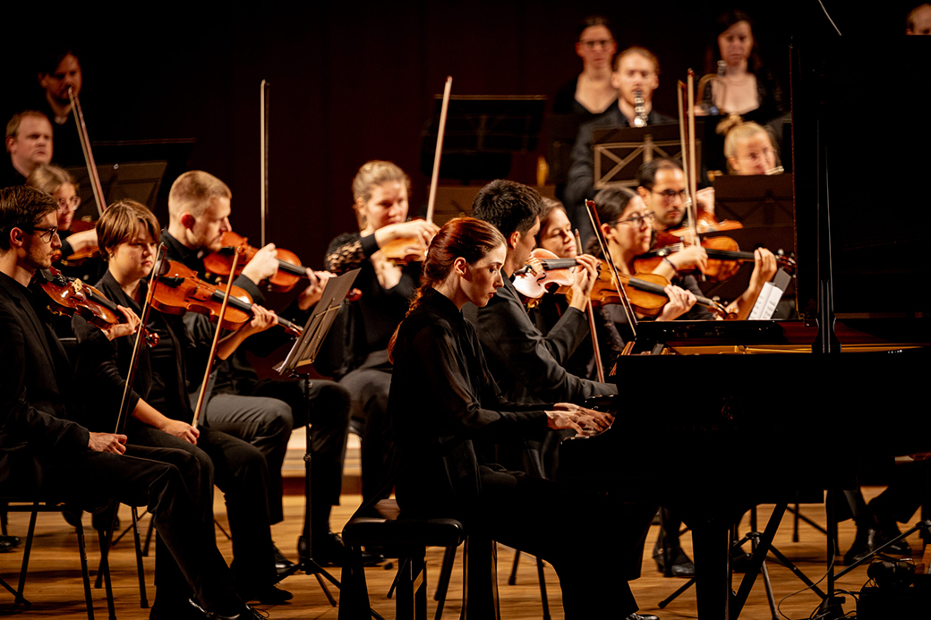 Das junge Orchester Toneo München bei der gemeinsamen Arbeit an sinfonischen Projekten.
