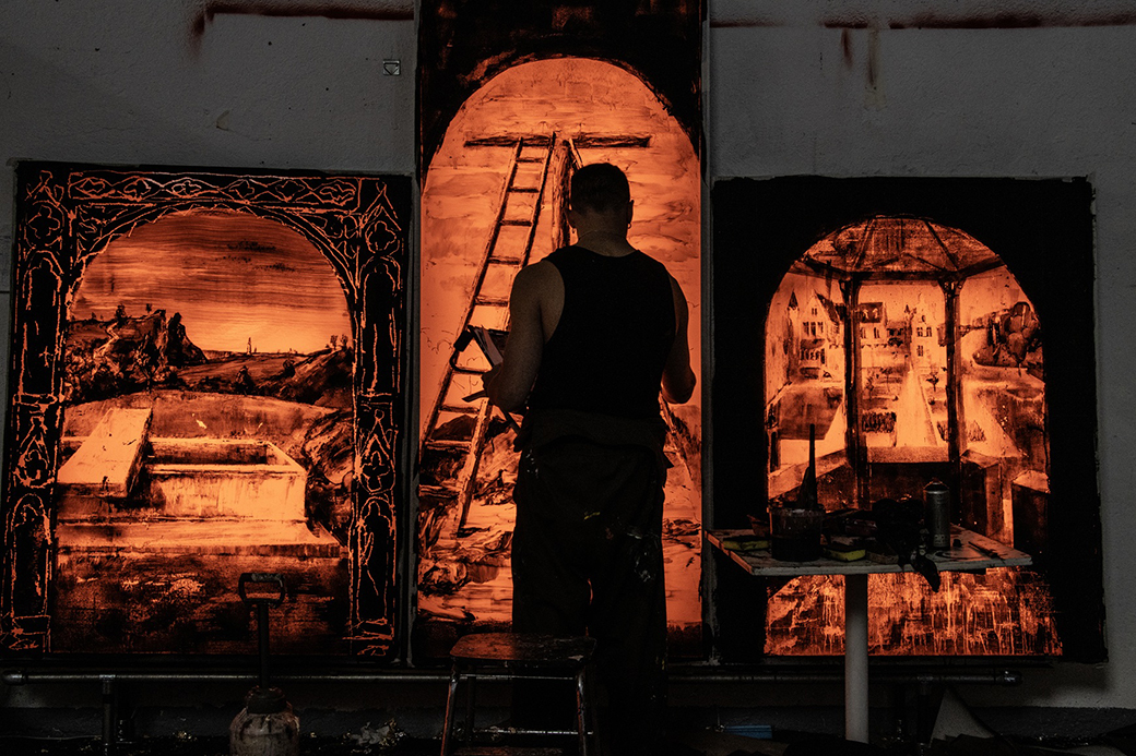 MATER – Gonzalo Borondo in der Villa Stuck Die immersive Ausstellung „MATER“ von Gonzalo Borondo verbindet Installation, Klang, Licht, mechanische Objekte und historische Bildmotive im Museum Villa Stuck in München.