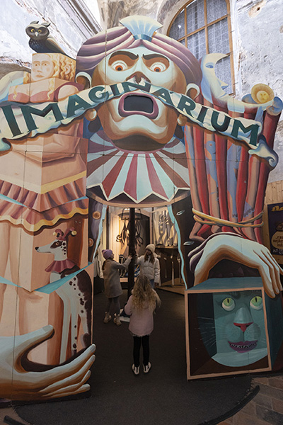 Fantasievolle Bühnenwelten und handgefertigte Figuren in der Ausstellung Imaginarium im Literaturhaus München, Imaginarium München, NL_10_26_LIt_Haus_01_Imaginarium_c_Irena-Vodakova_Presse-scaled_LP_400